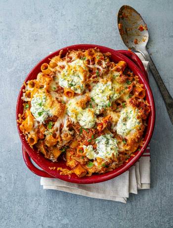 Garlicky turkey and tomato pasta bake
