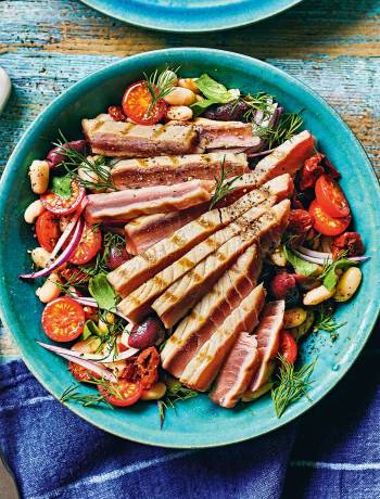 Tuna steak and cannellini bean salad