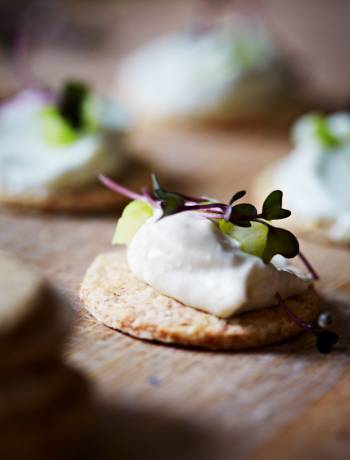 Oaty biscuits with creamy blue cheese