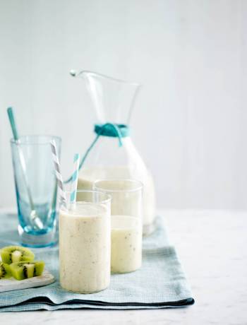 Kiwi, peach, ginger and passionfruit smoothies