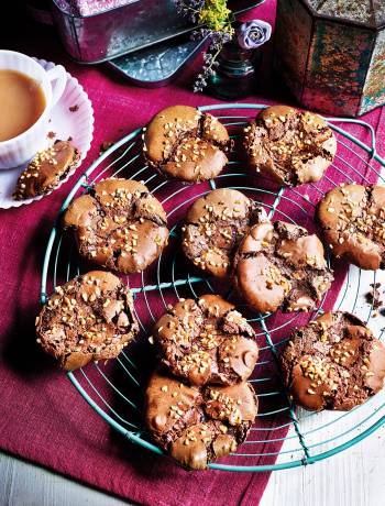 Chocolate-hazelnut ‘meringue’ cookies 