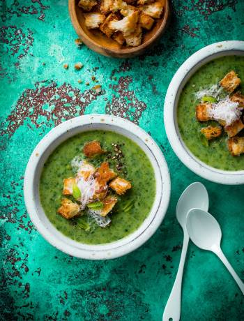 Leftover lettuce soup with croutons 