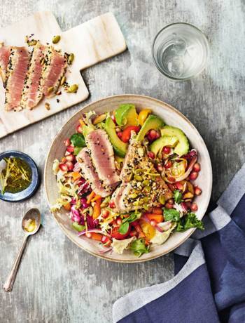 Spice-crusted tuna with polyphenol-rich salad