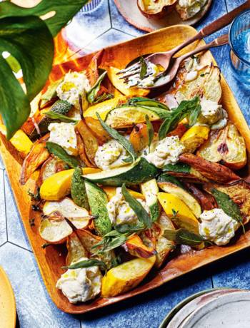 Roasted pear and gorgonzola salad