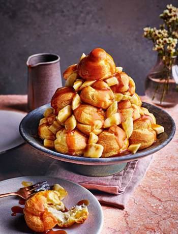 Cheesecake profiteroles with banana toffee sauce