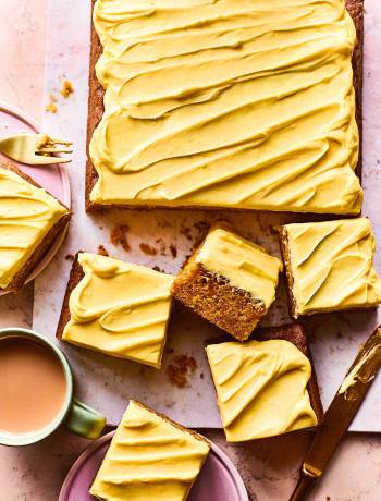 Carrot cake with saffron frosting 