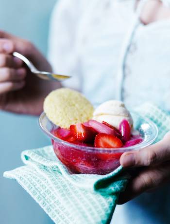 Rhubarb and strawberries with semolina biscuits 