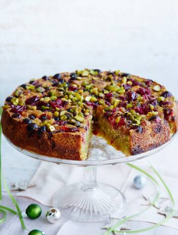 Pistachio and almond cake with cranberries