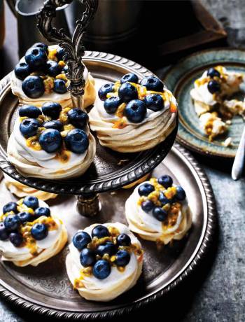 Maple meringues with coconut & berries