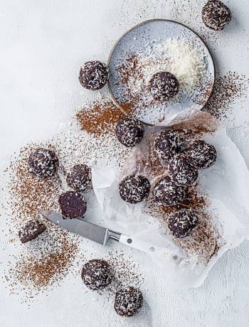 Vegan cacao brownie energy bites