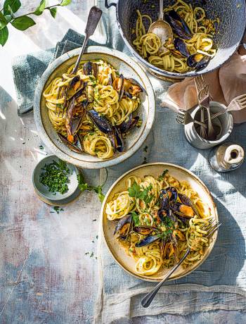 Linguine with mussels and chickpeas
