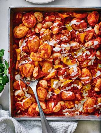 Patatas bravas traybake