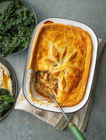Creamy turkey, ham and leek pie
