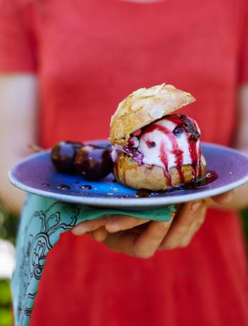 Orange, cardamom and almond brioche buns