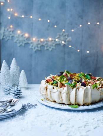 Fig, pistachio, and cinnamon pavlova