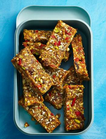 No-bake pistachio and goji berry cookie bars