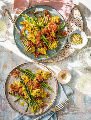 Scrambled eggs with asparagus, salami and oregano