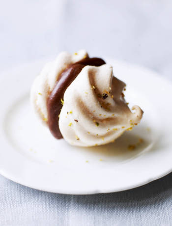 Pistachio meringue kisses