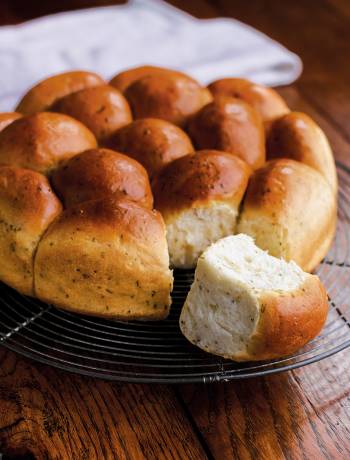 Garlic and herb tear ‘n’ share bread