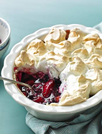 Berry baked meringue