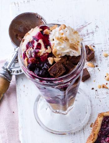 Salted caramel and brownie ice cream sundae 