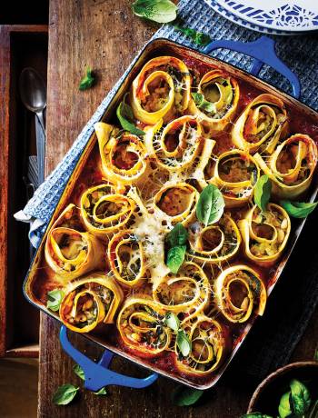 Cheesy veggie lasagne rolls