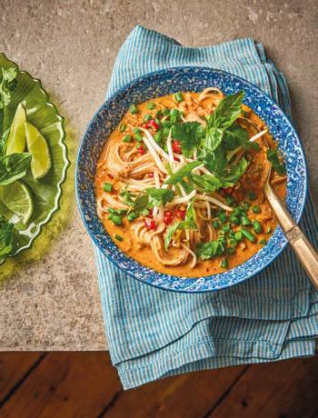 Rice noodles with fish curry sauce
