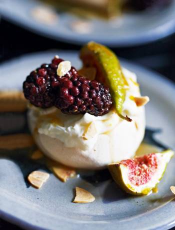 Spiced winter fruit meringues