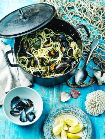Spaghetti with mussels, bay and chilli