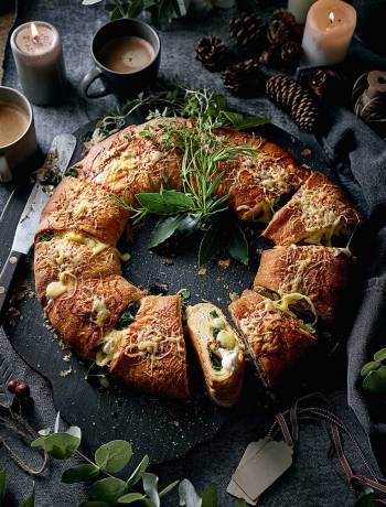 Bacon and spinach croissant wreath