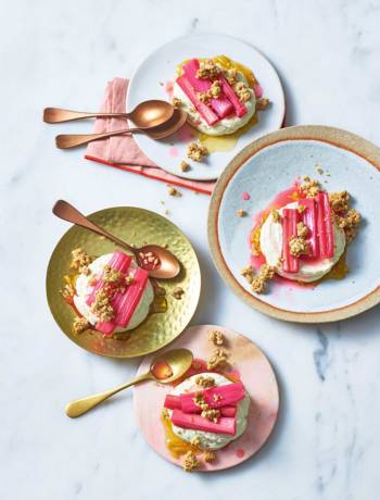 Rhubarb cheesecake with white chocolate crumble