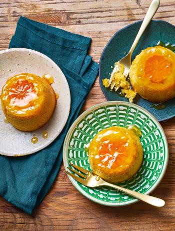 Sticky marmalade and cardamon puddings