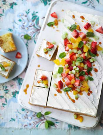 Pimm’s cup traybake