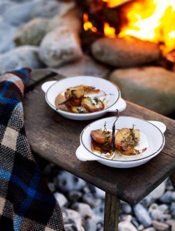 Baked apples with vanilla, butter and thyme