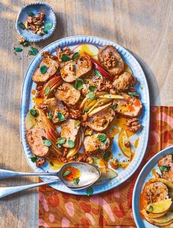 Pork tenderloin with apples and walnuts