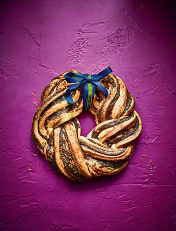Figgy pudding babka wreath