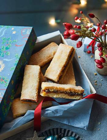 Mince pie shortbread bars