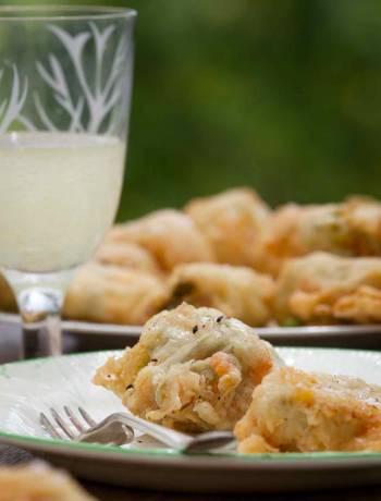 Stuffed courgette flowers with honey 