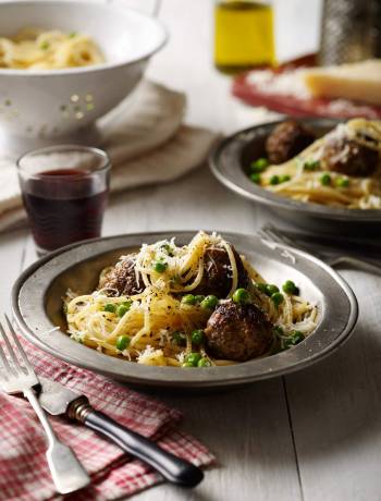 Spaghetti with polpettine, prosciutto and peas 