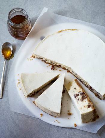 Honey, cinnamon and yogurt cheesecake