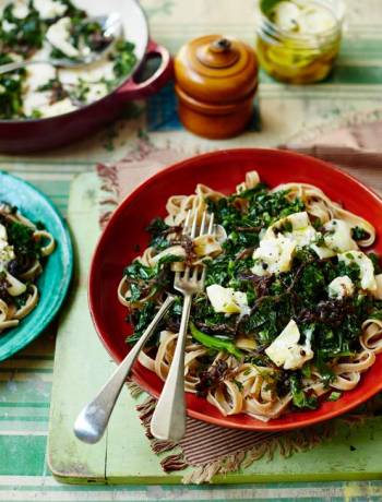 Wholewheat tagliatelle with kale, caramelised onions and goats’ cheese 