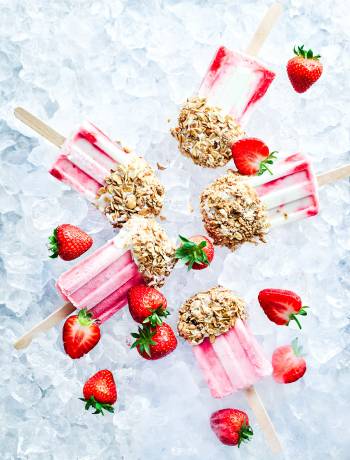 Strawberry yogurt lollies with granola