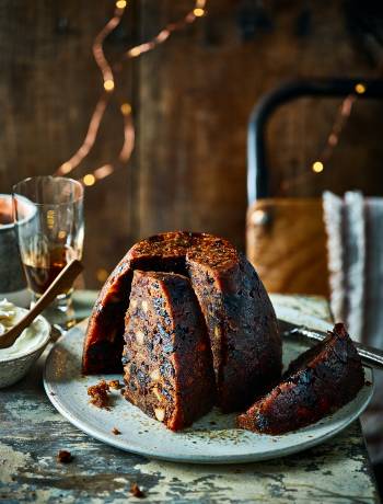Slow cooker Christmas pudding with amaretto