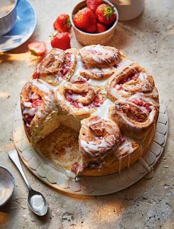 Strawberry bun cake