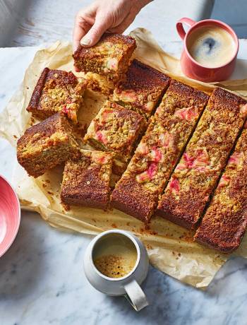 Oaty rhubarb crumble traybake