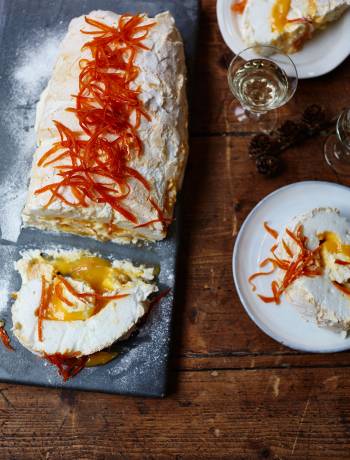 Meringue roulade with clementine curd 
