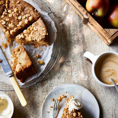 Gluten-free apple, cinnamon and olive oil cake