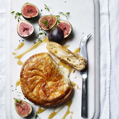 Cheese wellington with figs and honey