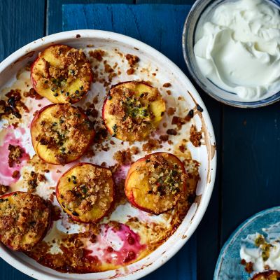 Peaches with amaretti crumble