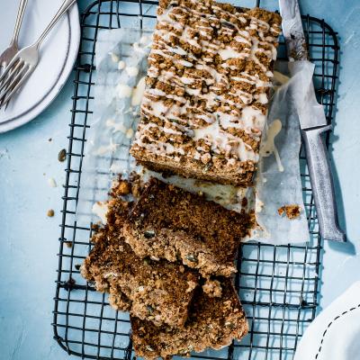 Carrot cake with cinnamon crumble
